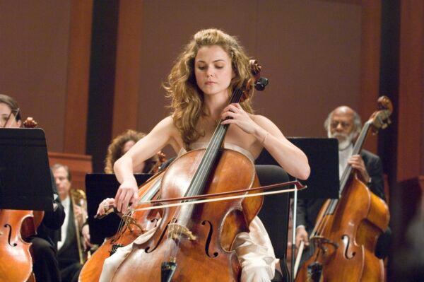 Lyla (Keri Russell) is trained to be a concert cellist, in "August Rush." (MovieStillsDB)