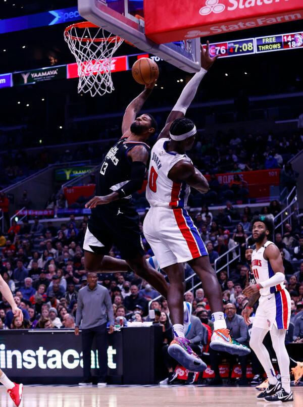 Paul George (13) of the LA Clippers takes a shot against Jalen Duren (0) of the Detroit Pistons in the second half at Crypto.com Arena in Los Angeles, on November 17, 2022. (Ronald Martinez/Getty Images)