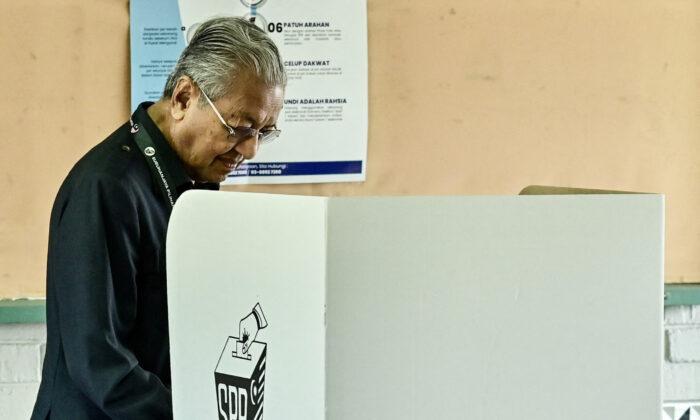 Malaysia Ex-PM Mahathir Loses Seat in First Election Defeat in 53 Years