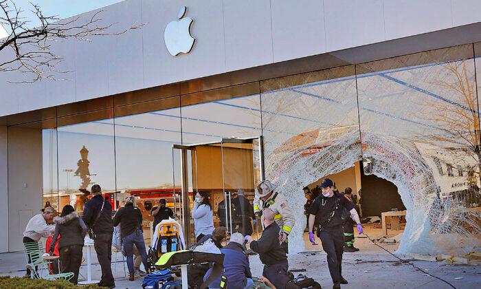 SUV Slams Into Massachusetts Apple Store; 1 Dead, 16 Injured