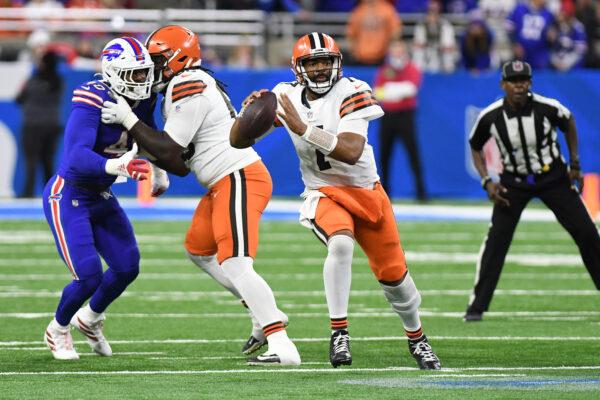Cleveland Browns quarterback Jacoby Brissett (7) looks to pass against the Buffalo Bills in the fourth quarter at Ford Field in Detroit on Nov. 20, 2022. (Lon Horwedel-USA TODAY Sports via Field Level Media)