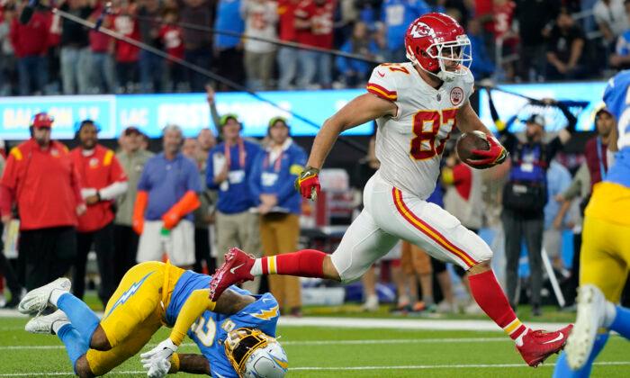 Kelce Scores 3 Touchdowns, Chiefs Rally Past Chargers 30–27