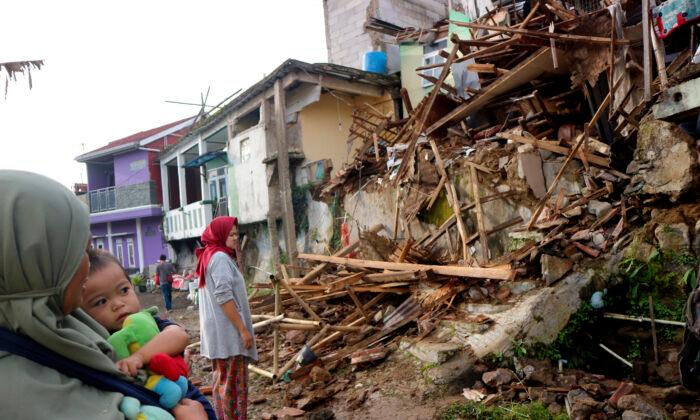 Indonesian Rescuers Search Through Rubble of Quake; 268 Dead