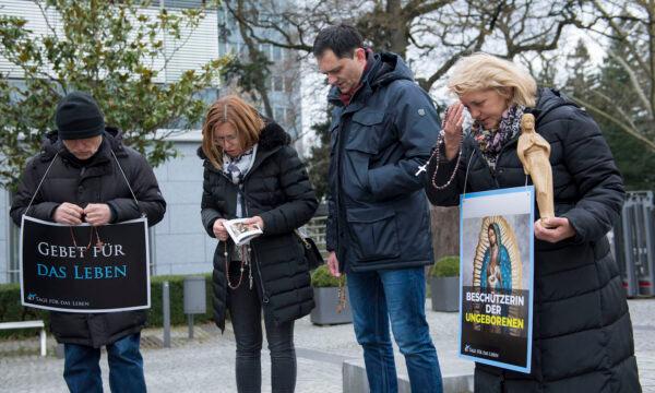 Pro-life activists pray while they take part in the campaign "40 Days For Life" outside the Pro Familia center, which offers consultations on abortions in Frankfurt, Germany, on March 26, 2019. (Thomas Lohnes/Getty Images)