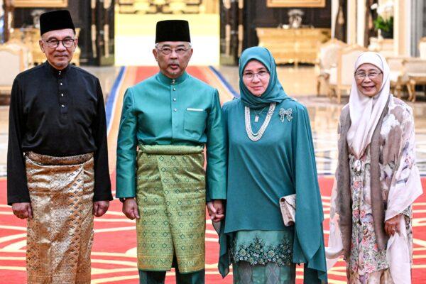 Malaysia's King Sultan Abdullah Sultan Ahmad Shah (2nd L), Malaysia's Queen Azizah Aminah Maimunah (2nd R), Malaysia's newly appointed Prime Minister Anwar Ibrahim (L) and his wife Wan Azizah Wan Ismail pose after the swearing-in ceremony at the National Palace in Kuala Lumpur, Malaysia, on Nov. 24, 2022. (Mohd Rasfan/Pool via Reuters)