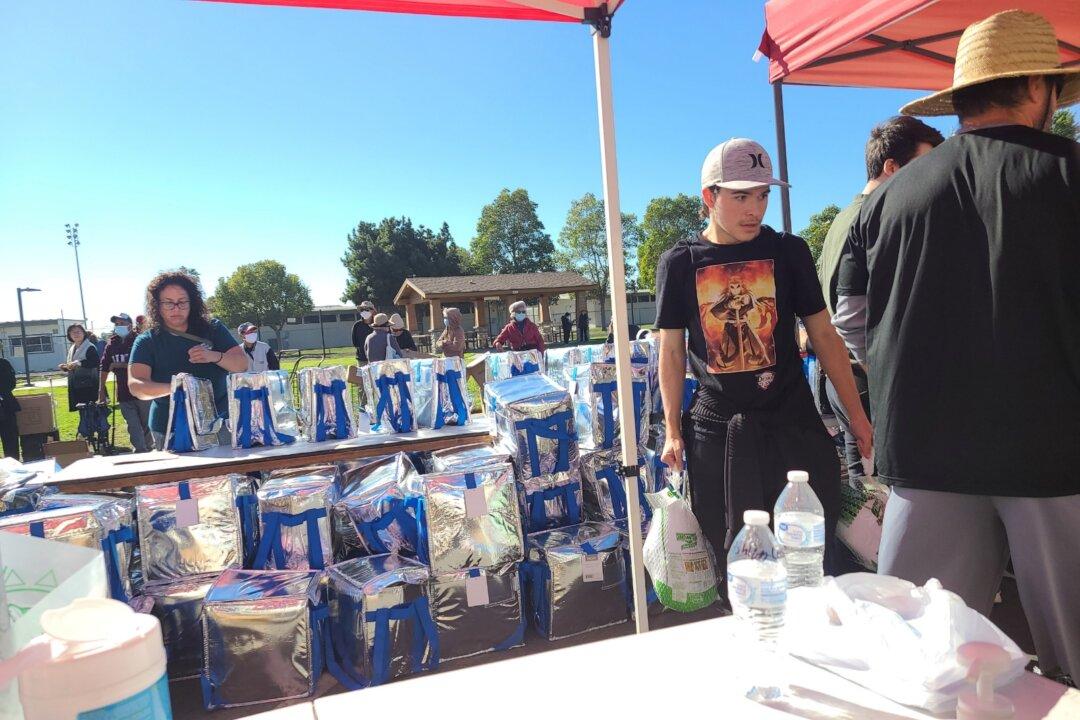 Despite Challenges, OC Community Provides Thanksgiving Meals to Low-Income Families