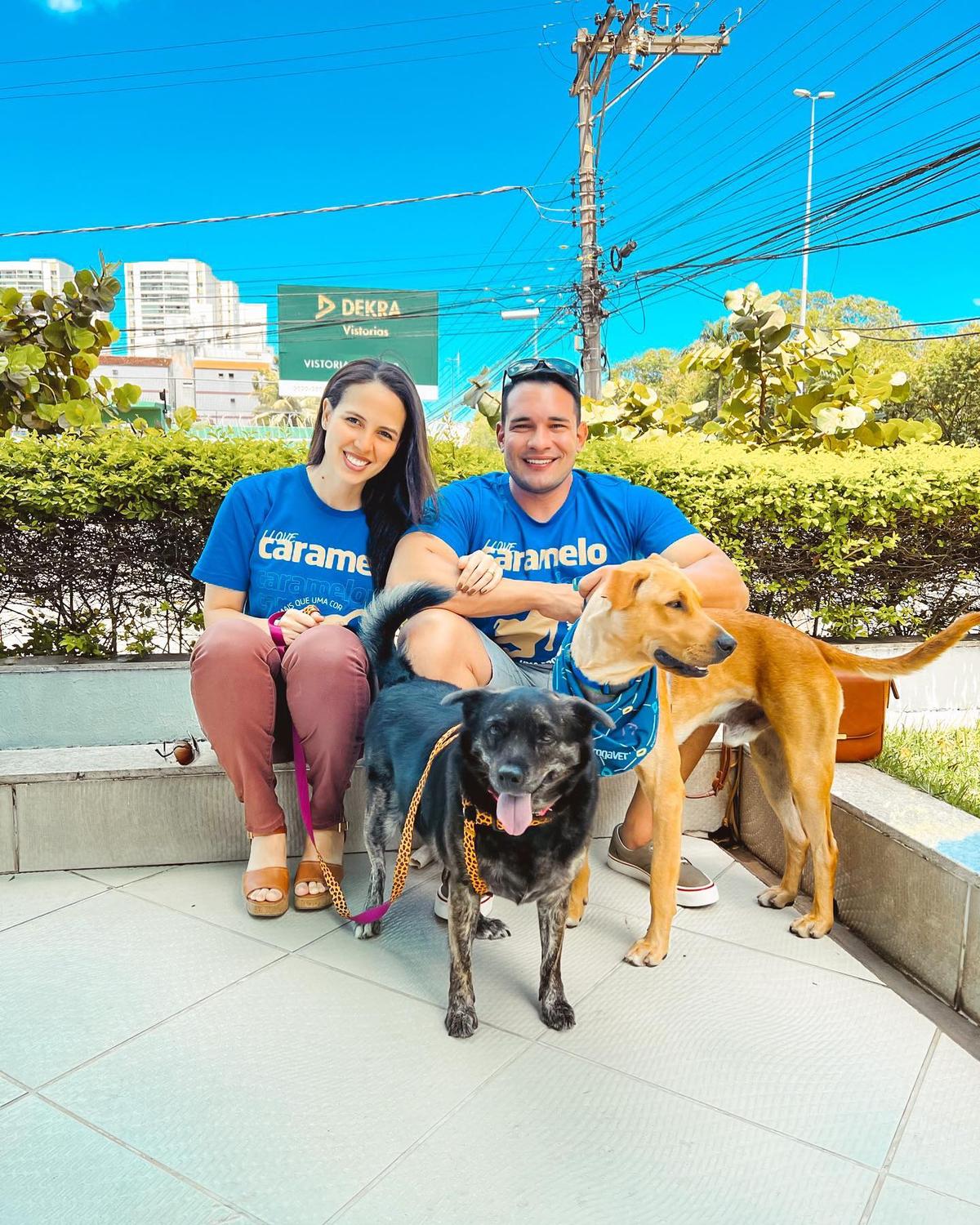 The couple with their dogs. (Courtesy of <a href="https://www.instagram.com/caramelodejesus/">@caramelodejesus</a>)
