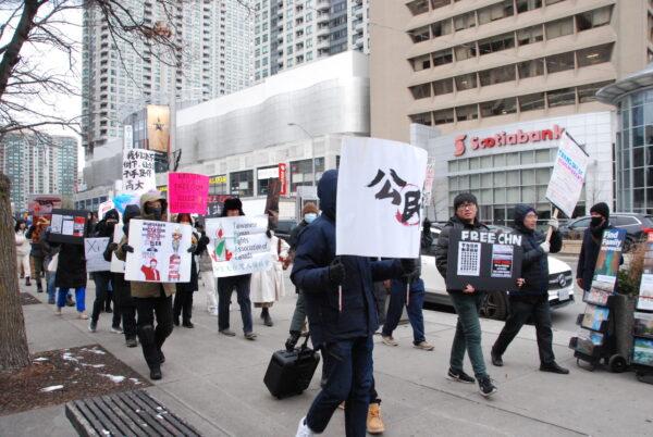 A group of Chinese students and dissidents hold a demonstration to show support for protesters in China against Beijing's zero-COVID policies and call for an end to the Chinese Communist Party, in Toronto on Nov. 19, 2022. (Michelle Hu/The Epoch Times)