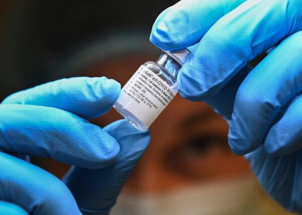 A health care worker prepares a dose of the Pfizer-BioNTech COVID-19 vaccine at a UHN COVID-19 vaccine clinic in Toronto on Jan. 7, 2021. (The Canadian Press/Nathan Denette)