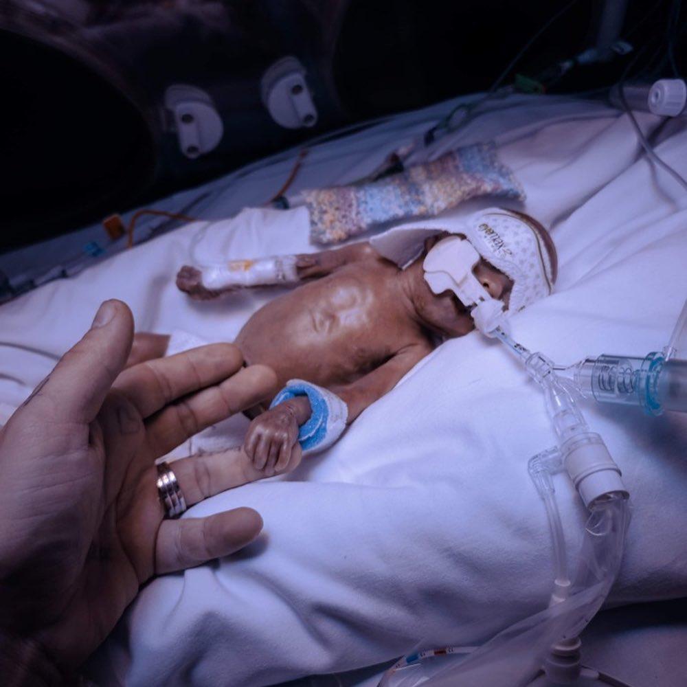 Baby Isla holding dad Troy's hand. (Courtesy of <a href="https://www.instagram.com/isla_of_adventure/">Jasmine Tobias</a>)