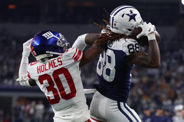 CeeDee Lamb (88) of the Dallas Cowboys catches a pass while defended by Darnay Holmes (30) of the New York Giants during the second half at AT&T Stadium in Arlington, Texas on Nov. 24, 2022. (Richard Rodriguez/Getty Images)