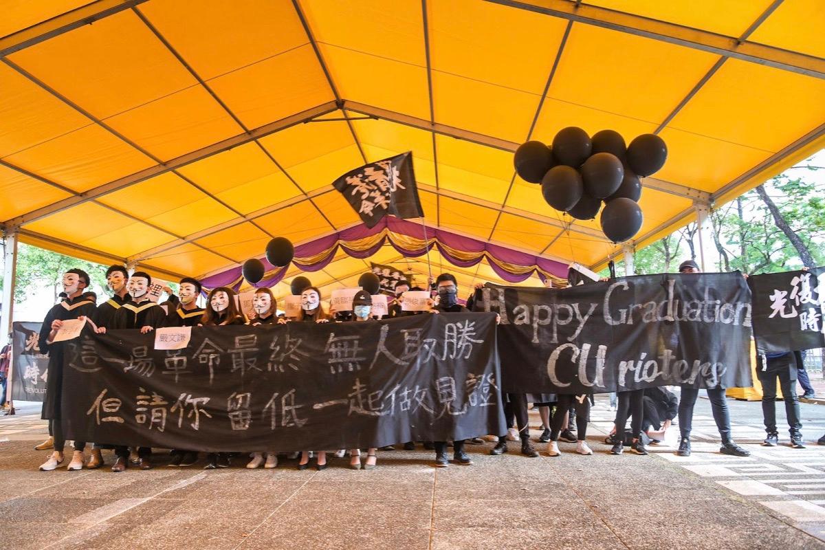 On Nov. 19, 2020, the fresh graduates and their families disbanded after the "Graduation Photo" and sang the chorus "May Glory Return to Hong Kong" on the campus of CUHK. (Studio Incendo)