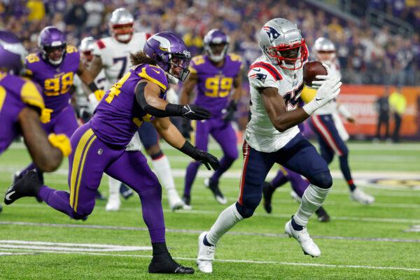Nelson Agholor (15) of the New England Patriots carries the ball past Eric Kendricks (54) of the Minnesota Vikings in the first quarter at U.S. Bank Stadium in Minneapolis, Minn., on Nov. 24, 2022. (David Berding/Getty Images)