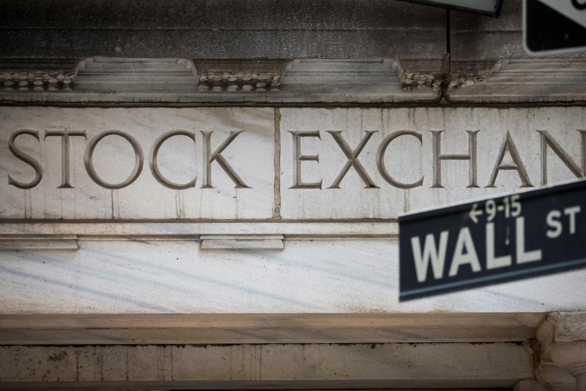 Wall Street Extends Losses as Recession Fears Weigh