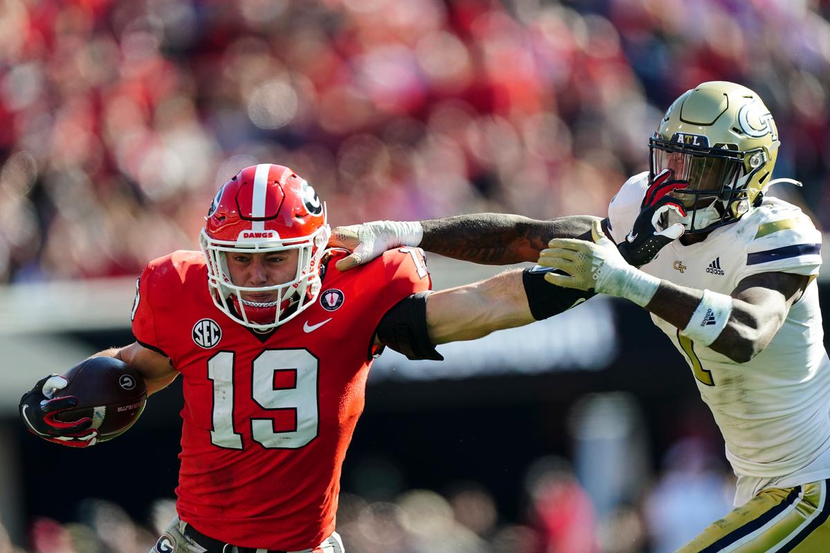 No. 1 Georgia Overcomes Slow Start, Routs Georgia Tech 37-14