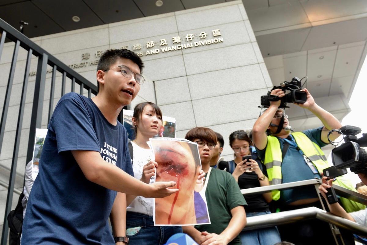On June 21, 2019, Joshua Wong Chi-fung, former Secretary-General of Demosisto, called on the protesters to surround the police headquarters in Admiralty. They demanded to meet with the then Commissioner of Police, Lo Wai-chung. (Sung Pi-Lung/The Epoch Times)