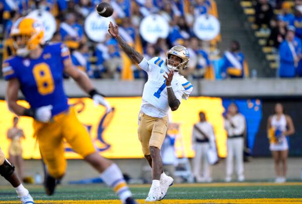 Dorian Thompson-Robinson (1) of the UCLA Bruins throws a deep pass against the California Golden Bears during the third quarter of an NCAA football game at California Memorial Stadium in Berkeley, Calif., on Nov. 25, 2022. (Thearon W. Henderson/Getty Images)