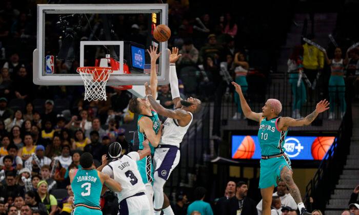 LeBron James Scores 39 as Lakers Best Spurs