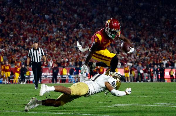 Mario Williams (4) of the USC Trojans runs the ball against Jaden Mickey (21) of the Notre Dame Fighting Irish in the second half at United Airlines Field at the Los Angeles Memorial Coliseum in Los Angeles, on Nov. 26, 2022. (Ronald Martinez/Getty Images)