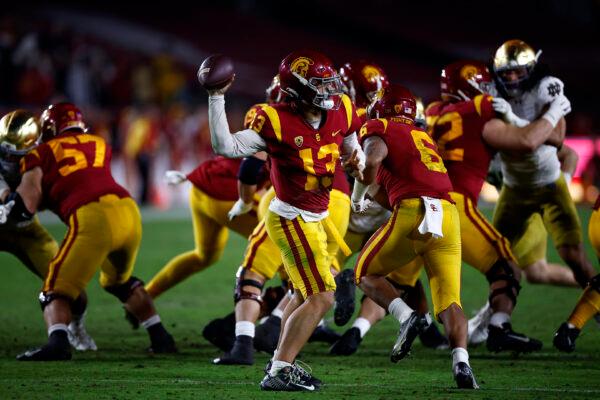 Caleb Williams (13) of the USC Trojans throws against the Notre Dame Fighting Irish in the first half at United Airlines Field at the Los Angeles Memorial Coliseum in Los Angeles, on Nov. 26, 2022. (Ronald Martinez/Getty Images)