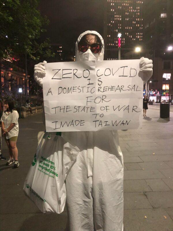 A protestor dressed up as the epidemic prevention Staff in China. (Li Zhao Hui/The Epoch Times)