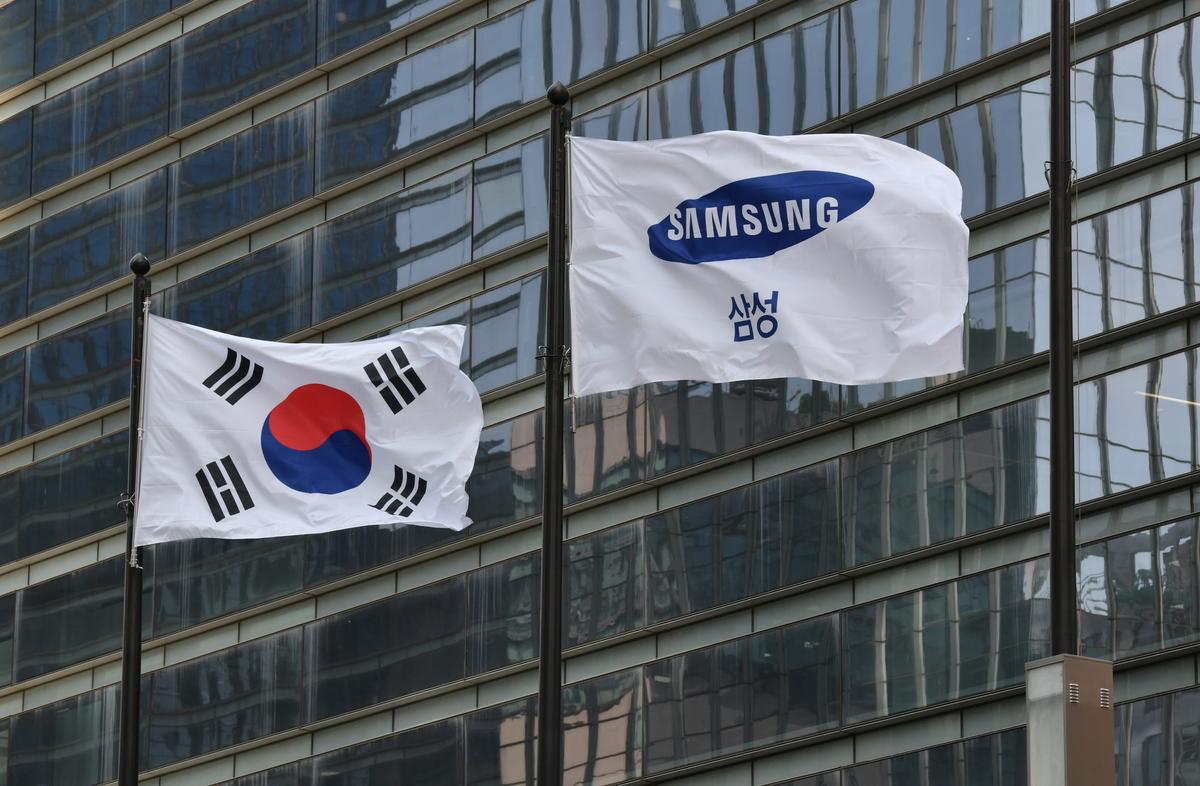 A Samsung flag (R) and South Korean national flag flutter outside the company's Seocho building in Seoul on May 6, 2020. (Jung Yeon-je / AFP via Getty Images)