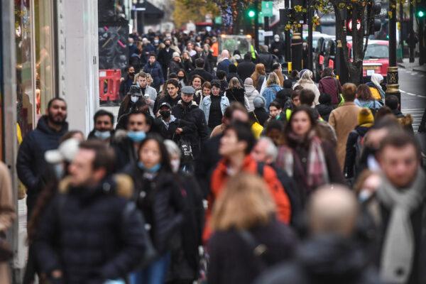 Crowds of shoppers are seen on Oxford Street in London on Dec. 2, 2020. (Peter Summers/Getty Images)