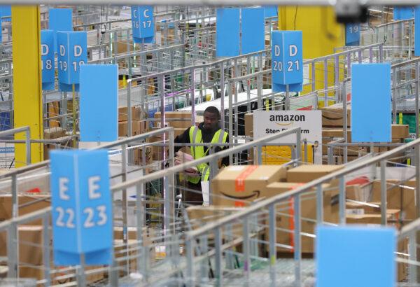 An Amazon worker sorts packages at an Amazon delivery station in Alpharetta, Ga., on Nov. 28, 2022. (Justin Sullivan/Getty Images)