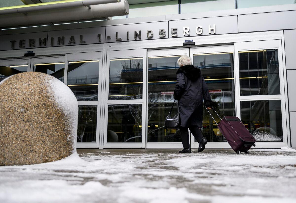 Travelers arrive at Minneapolis–St. Paul International Airport in Bloomington, Minn., on Nov. 27, 2019. (Stephen Maturen/Getty Images)