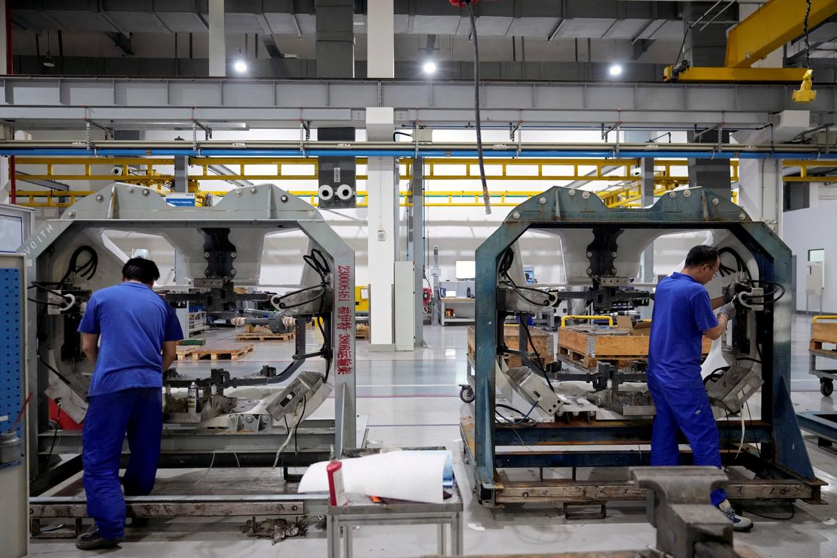 China Factory, Services Activities Slide to 7-Month Lows on COVID-19 Curbs