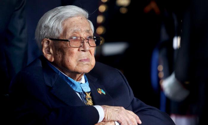 US Medal of Honor Recipient Hiroshi Miyamura Dies at 97