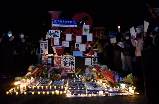 Several hundred Chinese students at the University of Pennsylvania joined a candlelight vigil to mourn those who lost their lives in the Urumqi fire, in Xinjiang, in support of demonstrations in China calling for an end to COVID-19 lockdowns, on Nov. 29, 2022. (Leon Liu/The Epoch Times)