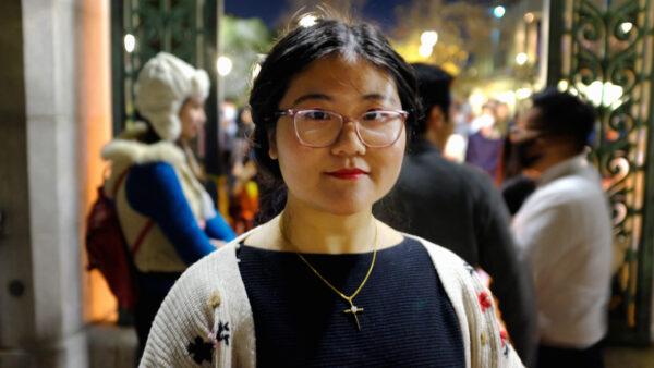 Northern California resident Emma attends the candlelight vigil at UC Berkeley on Nov. 28, 2022. (David Lam/NTD)
