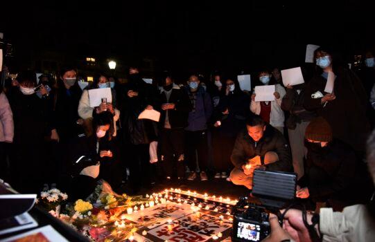 Several hundred Chinese students at the University of Pennsylvania joined a candlelight vigil to mourn those who lost their lives in the Urumqi fire, in Xinjiang, in support of demonstrations in China calling for an end to COVID-19 lockdowns, on Nov. 29, 2022. (Leon Liu/The Epoch Times)
