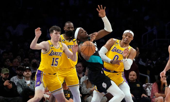 No Blown Lead This Time as Lakers Rout Blazers