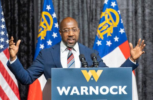 Sen. Raphael Warnock (D-Ga.) campaigns in front of a large and enthusiastic crowd that turned out to see former President Barack Obama in Atlanta on Dec. 1, 2022. (Courtesy of Phil Mistry/PHIL FOTO)