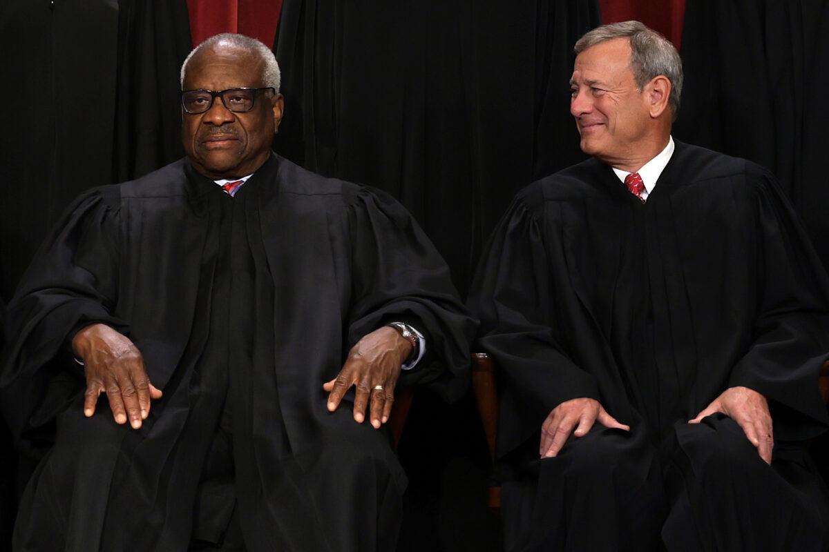  Chief Justice John Roberts, right, with Justice Clarence Thomas while sitting for the high court's official portrait in Washington on Oct. 7, 2022. (Alex Wong/Getty Images)