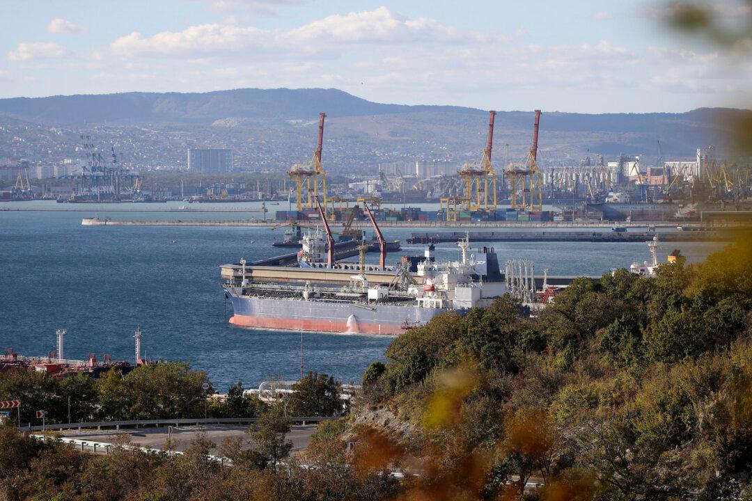 European Union Agrees to $60 Russian Oil Price Cap