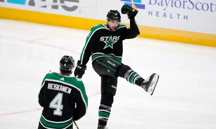 Stars’ Robertson Has Hat Trick, Extends Points Streak to 17