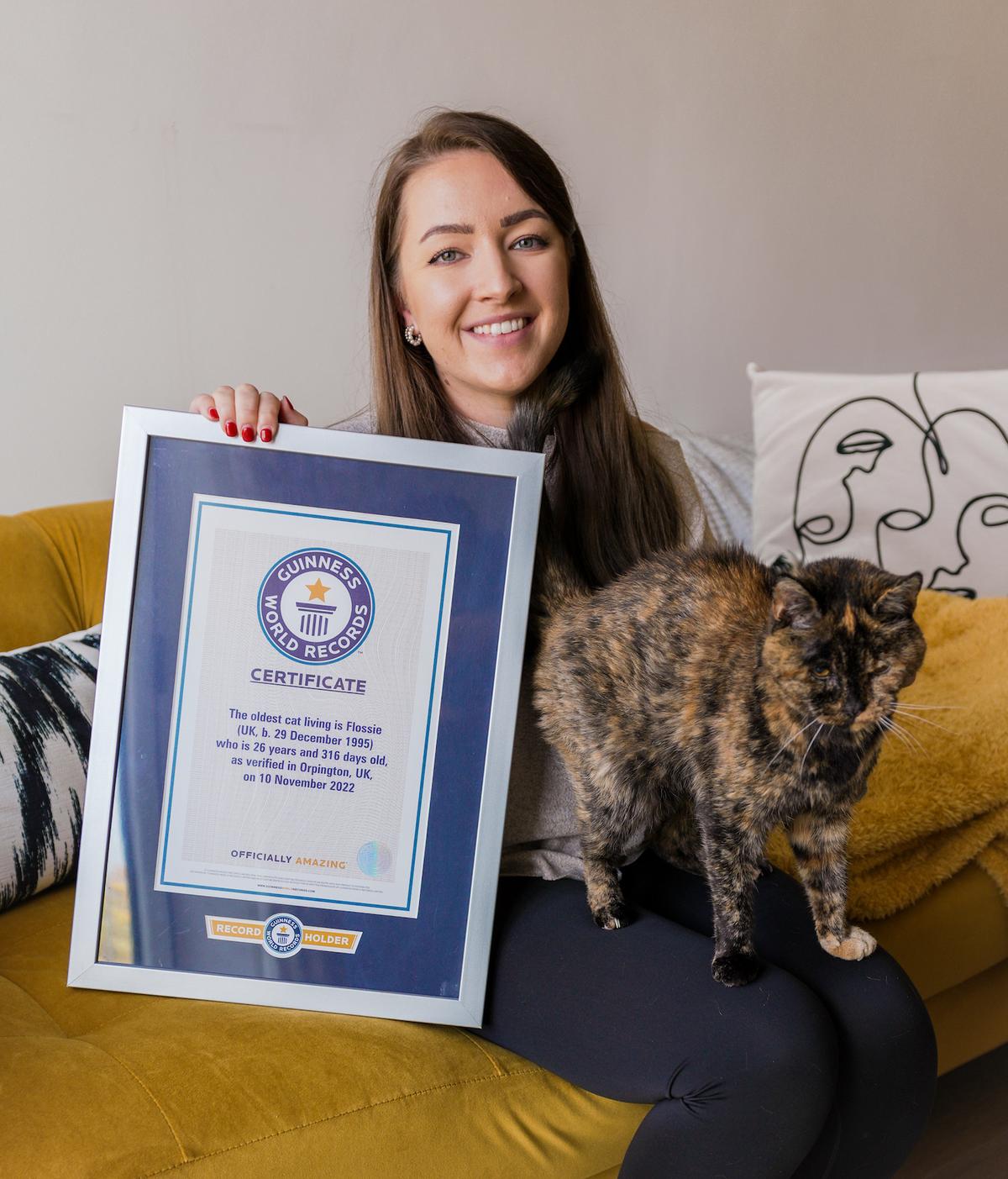 Flossie with her owner, Vicki Green. (Courtesy of Cats Protection via Guinness World Records)