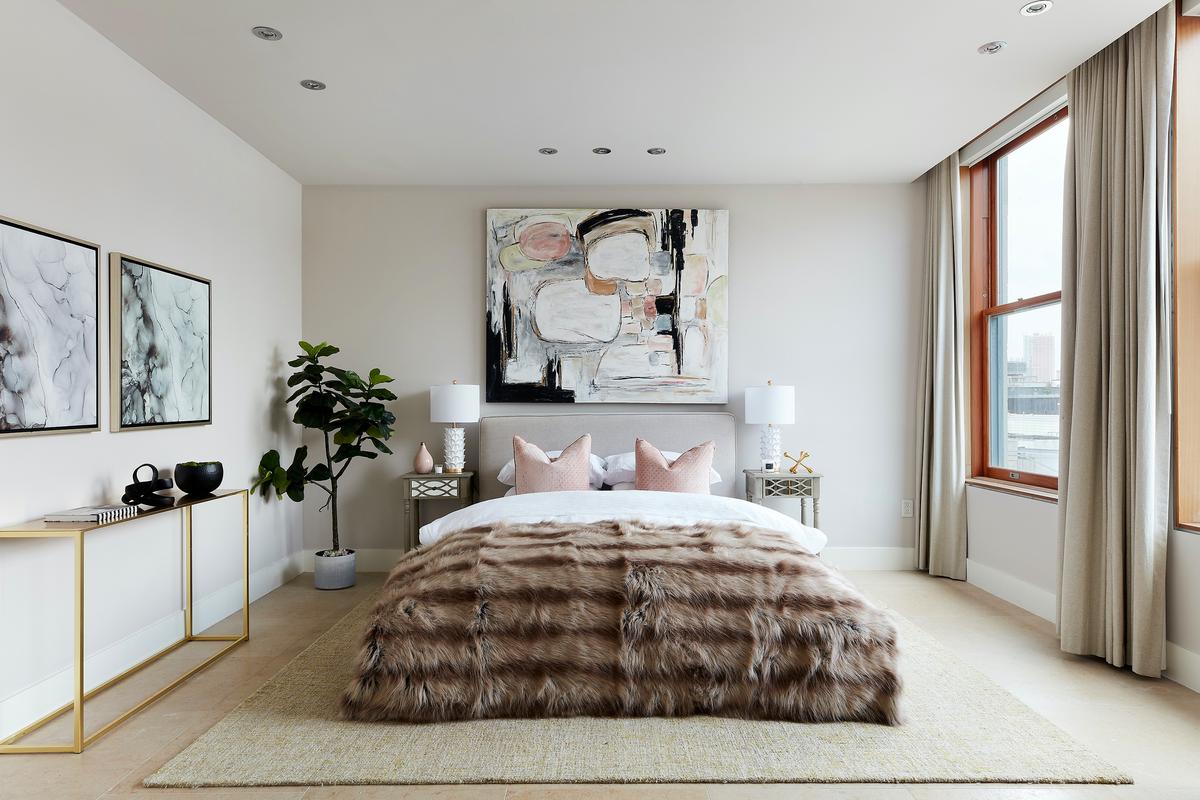 Powder pink is paired with shades of taupe and brown to create a soothing color palette in this guest bedroom. (Scott Gabriel Morris/Provided photo/TNS)