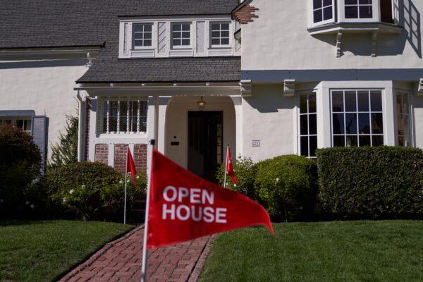 An 'open house' flag outside a single-family home in Los Angeles on Sept. 22, 2022. (Allison Dinner/Getty Images)