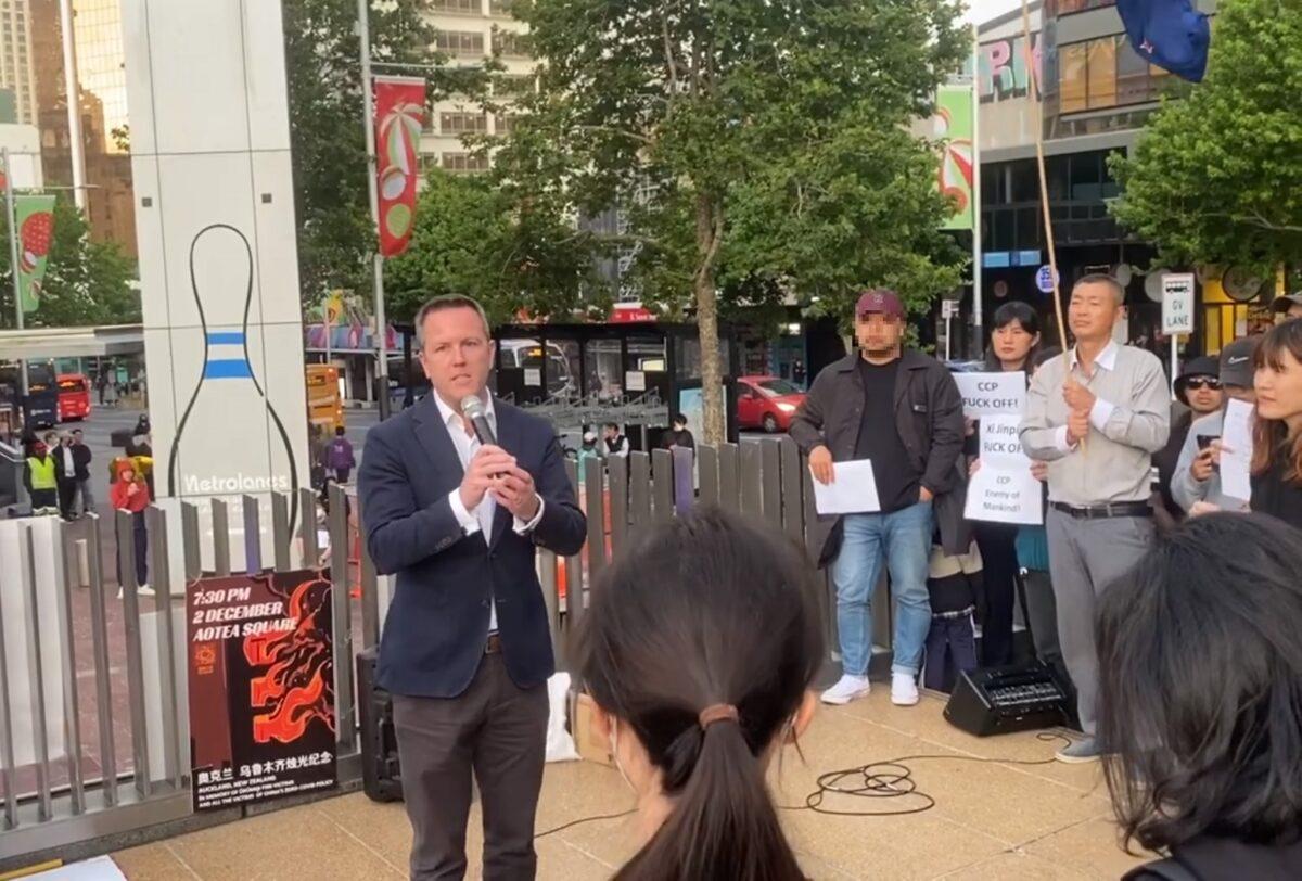 Simon O’Connor, a New Zealand MP and the National Party's spokesman for arts, culture, and heritage, speaks at a rally in Auckland on Dec. 2, 2022. (Shawn Lin / The Epoch Times)