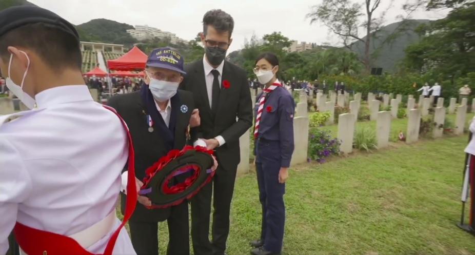 Veteran John Theodore Siewert, 98, was aided by others to lay a wreath at the cross. (Screenshot of the Facebook live broadcast of the Canadian Consulate General in Hong Kong and Macau)