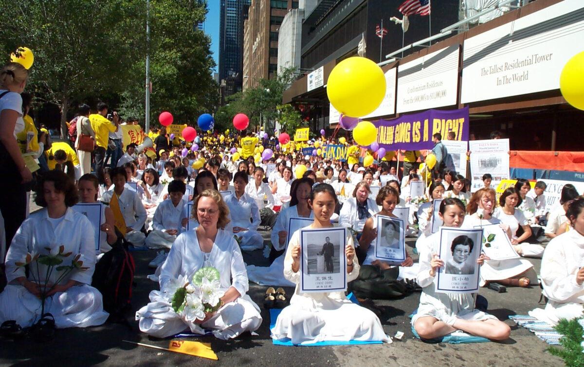 Falun Gong practitioners perform meditative exercises at a rally in protest of then-Chinese leader Jiang Zemin's persecution of the practice in China, at the United Nations headquarters in New York on Sept. 8, 2000. (Courtesy of Levi Browde)