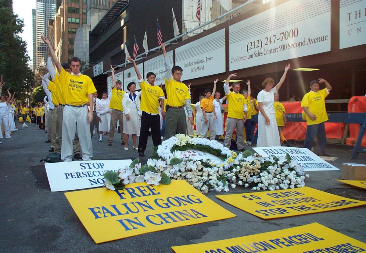 Falun Gong practitioners perform meditative exercises at a rally in protest of then-leader of the CCP Jiang Zemin's persecution of their beliefs in China, at United Nations headquarters in New York on Sept. 8, 2000. (Courtesy of Levi Browde)