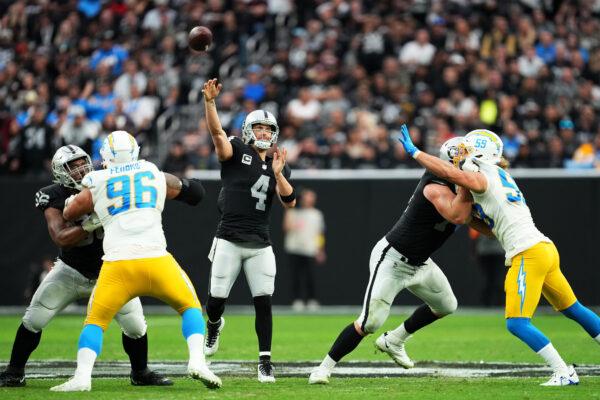 Derek Carr (4) of the Las Vegas Raiders throws a pass in the second quarter against the Los Angeles Chargers at Allegiant Stadium in Las Vegas, on Dec. 4, 2022. (Chris Unger/Getty Images)