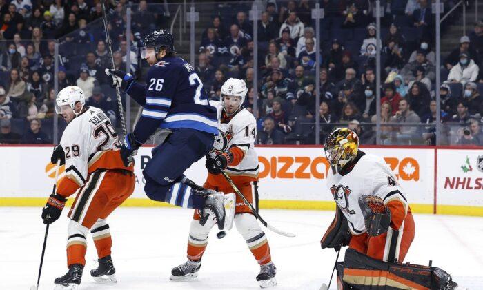 Jets Score Late to Pull Away From Ducks