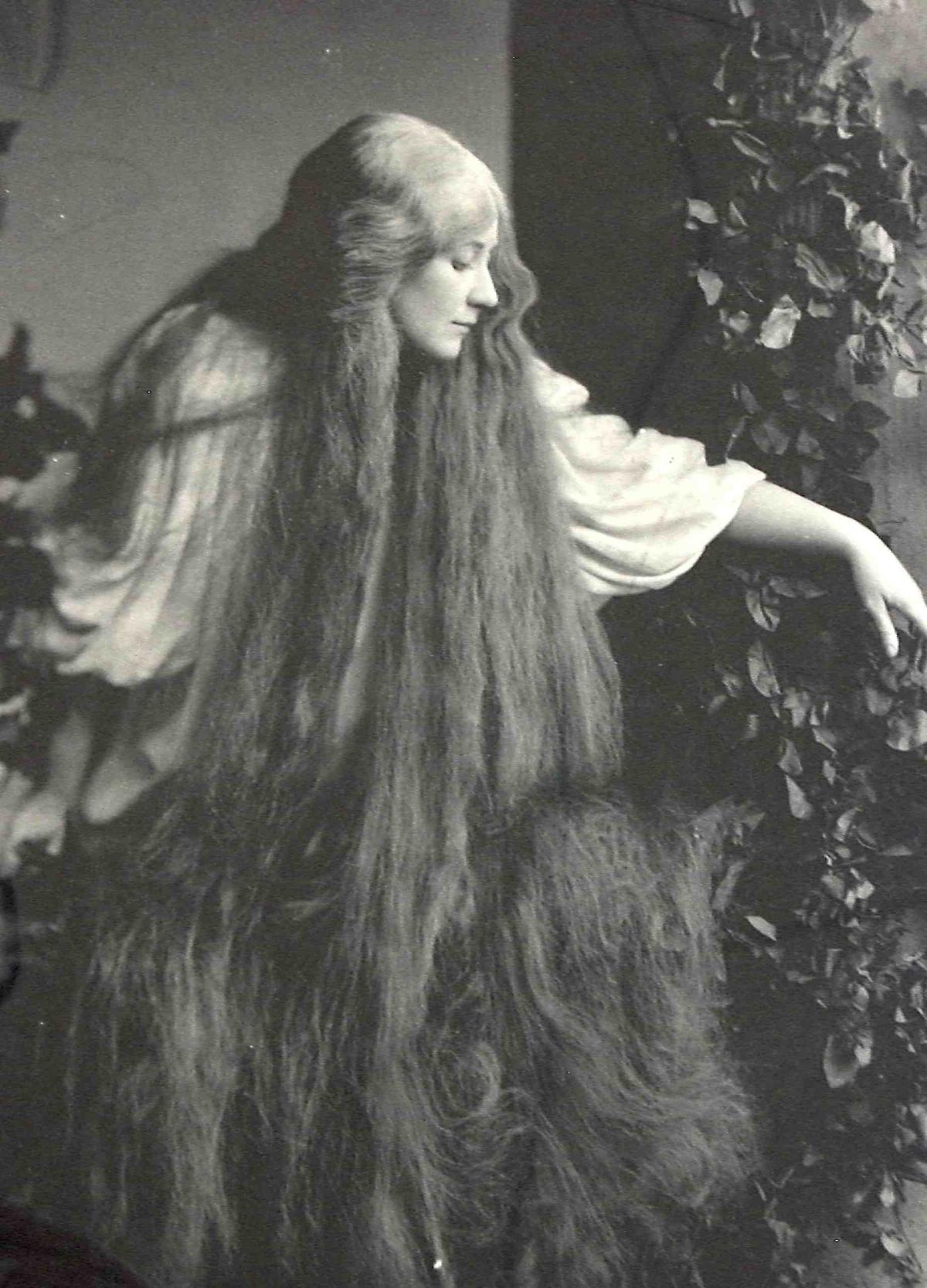 Opera singer Mary Garden dressed as Melisande for an opera in 1908. (Public Domain)