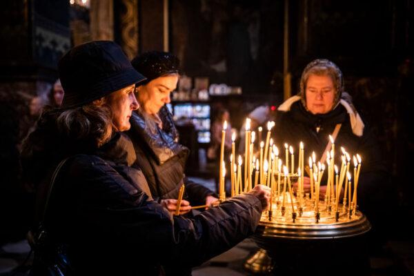 Worshippers pray and light candles in St. Volodymyr's Cathedral, the Ukrainian Orthodox Church of the Kyiv Patriarchate, in Kyiv, Ukraine, on Nov. 6, 2022. (Ed Ram/Getty Images)